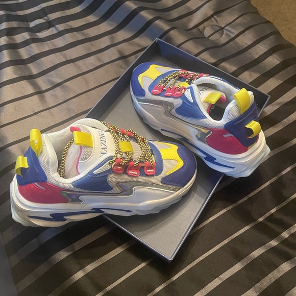 Mazino sneakers size 5.5Y in kids. New never worn, with shoe box - Picture 1 of 7